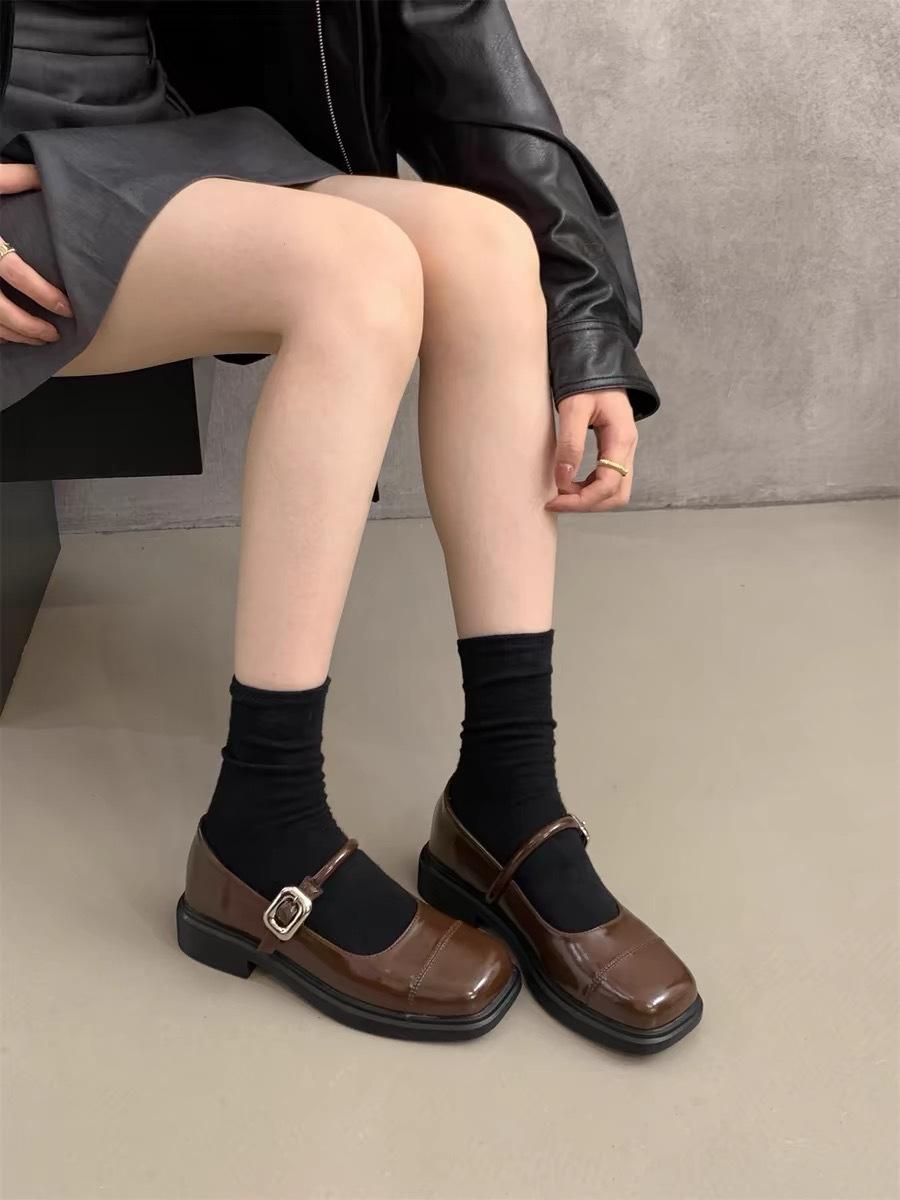 

Туфли Мэри Джейн на толстом каблуке женские туфли весна и осень 2025 новые квадратный носок мелкий вырез ремешок на подъеме лоферы одинарные туфли 40