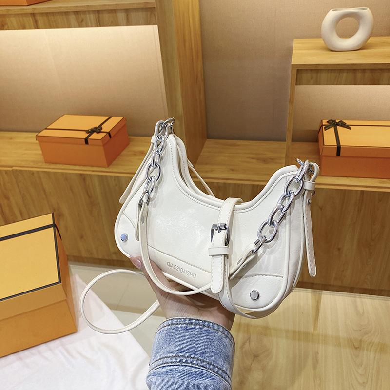 

New niche design advanced texture crescent retro bag chain rivet underarm bag