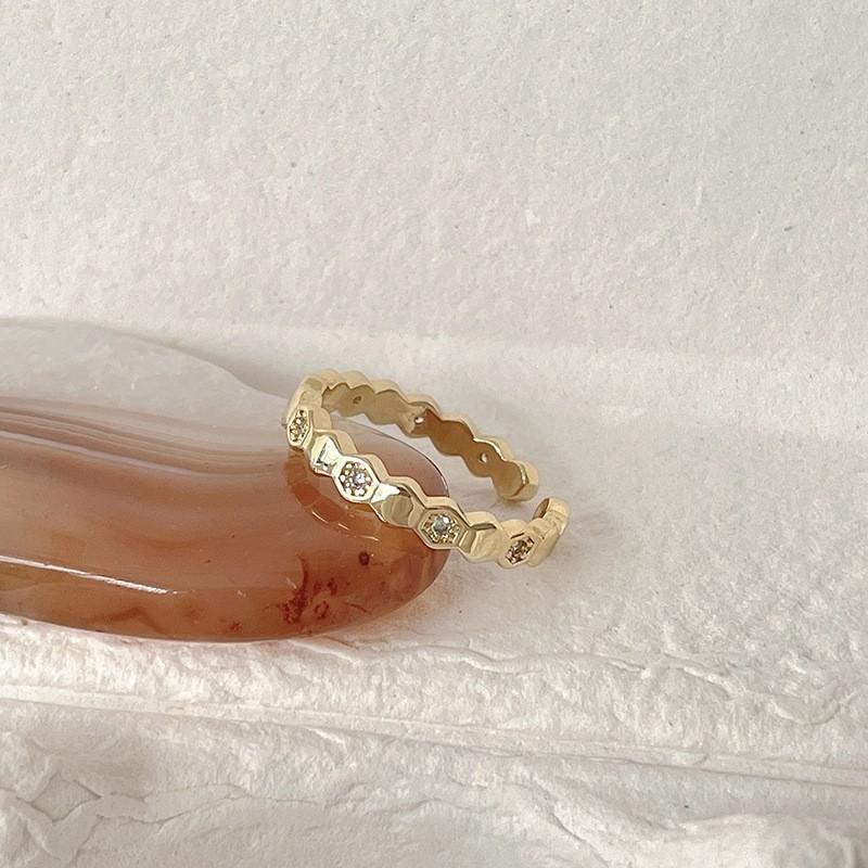 Copper Contemporary Vintage Ring For Women With Luxurious Gold Finish And Dazzling Geometric Diamond Detailing