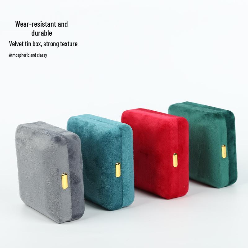 Cutie de bijuterii din catifea cu cataramă aurie pentru inele, coliere și brățări