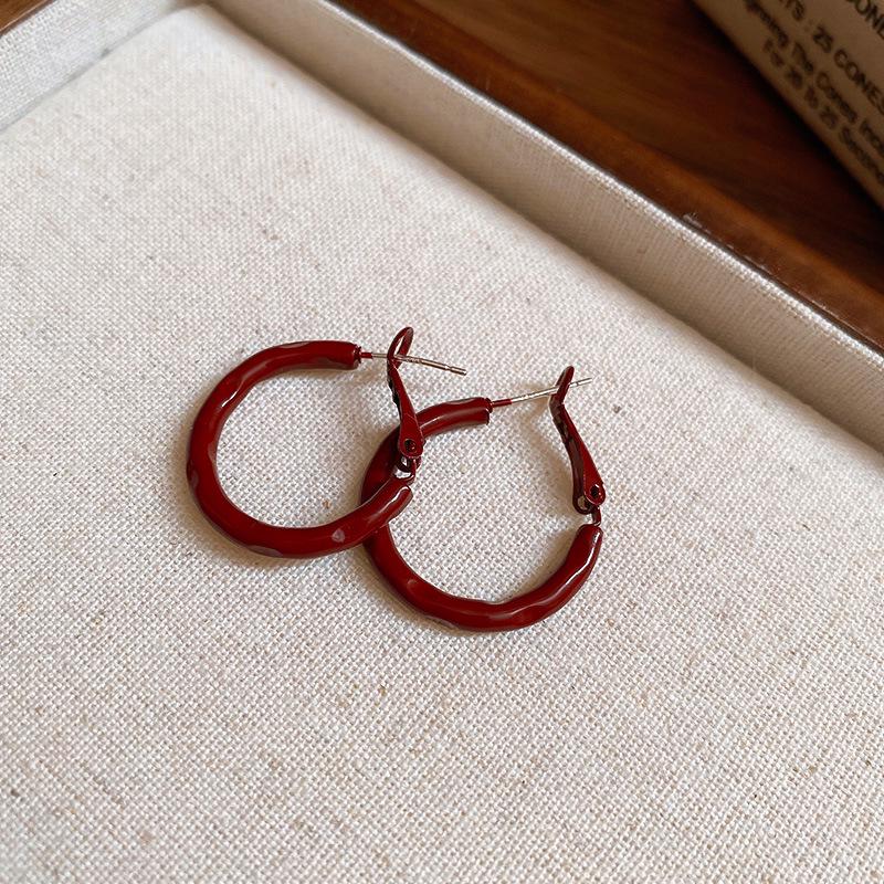 Boucles d'oreilles créoles Ankara Red Silver Needle Drip Oil: Style Rétro Hong Kongais pour Femmes, Polyvalent, avec un Design Unique.