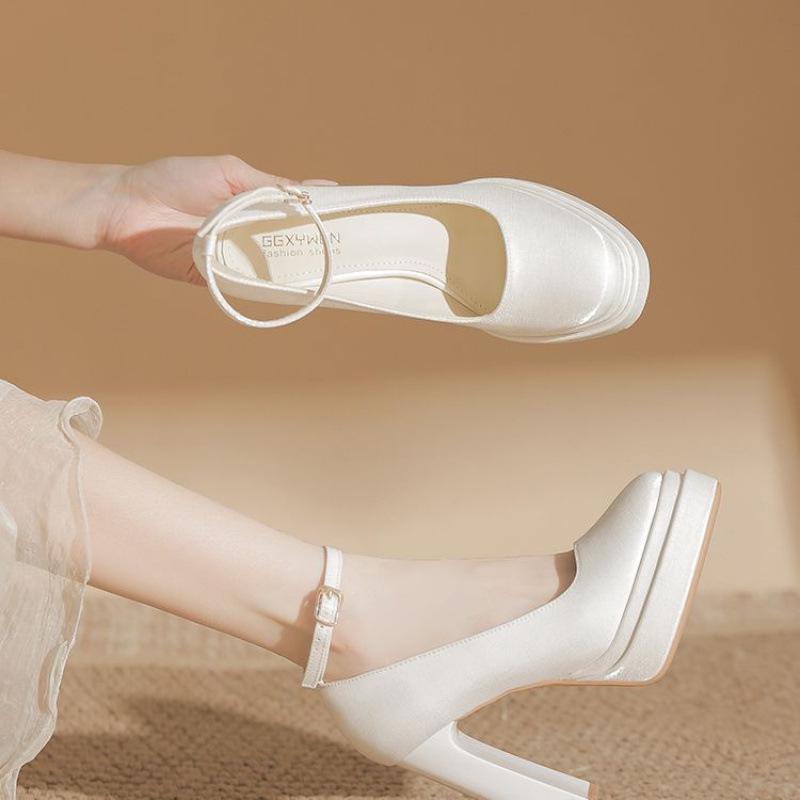 Bílé saténové platformové svatební lodičky ve stylu Mary Jane s kulatou špičkou a robustním podpatkem pro ženy, pohodlné svatební boty.