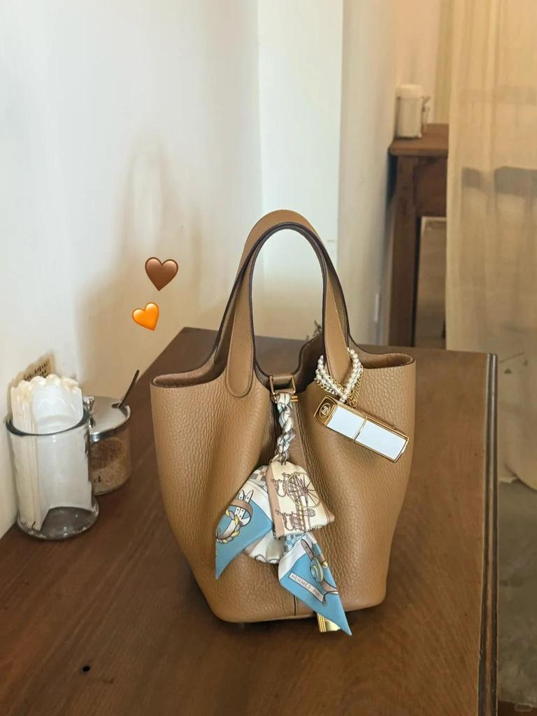 Bolso de Mano para Mujer con Grano de Lichi: Bolso Cubo Versátil, de Alta Gama y de Moda 2025