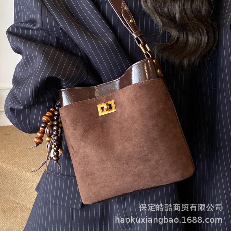 Frosted retro small bag women's autumn and winter 2025 new casual shoulder messenger bag popular bucket bag this year