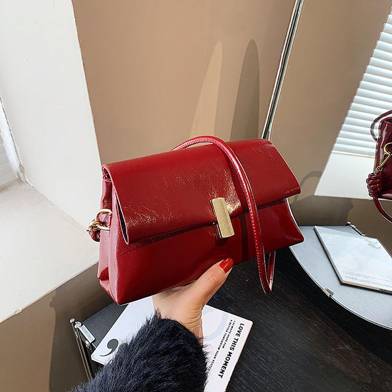 

Высококачественная лакированная кожаная глянцевая текстура сумка через плечо модная красная простая однотонная маленькая квадратная сумка женская новая поп-сумка через плечо (20cm<Max Length<30cm)