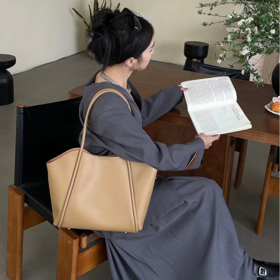 2025 Women's Large Soft Leather Designer Handbag, High-Capacity Cowhide Shoulder Bag