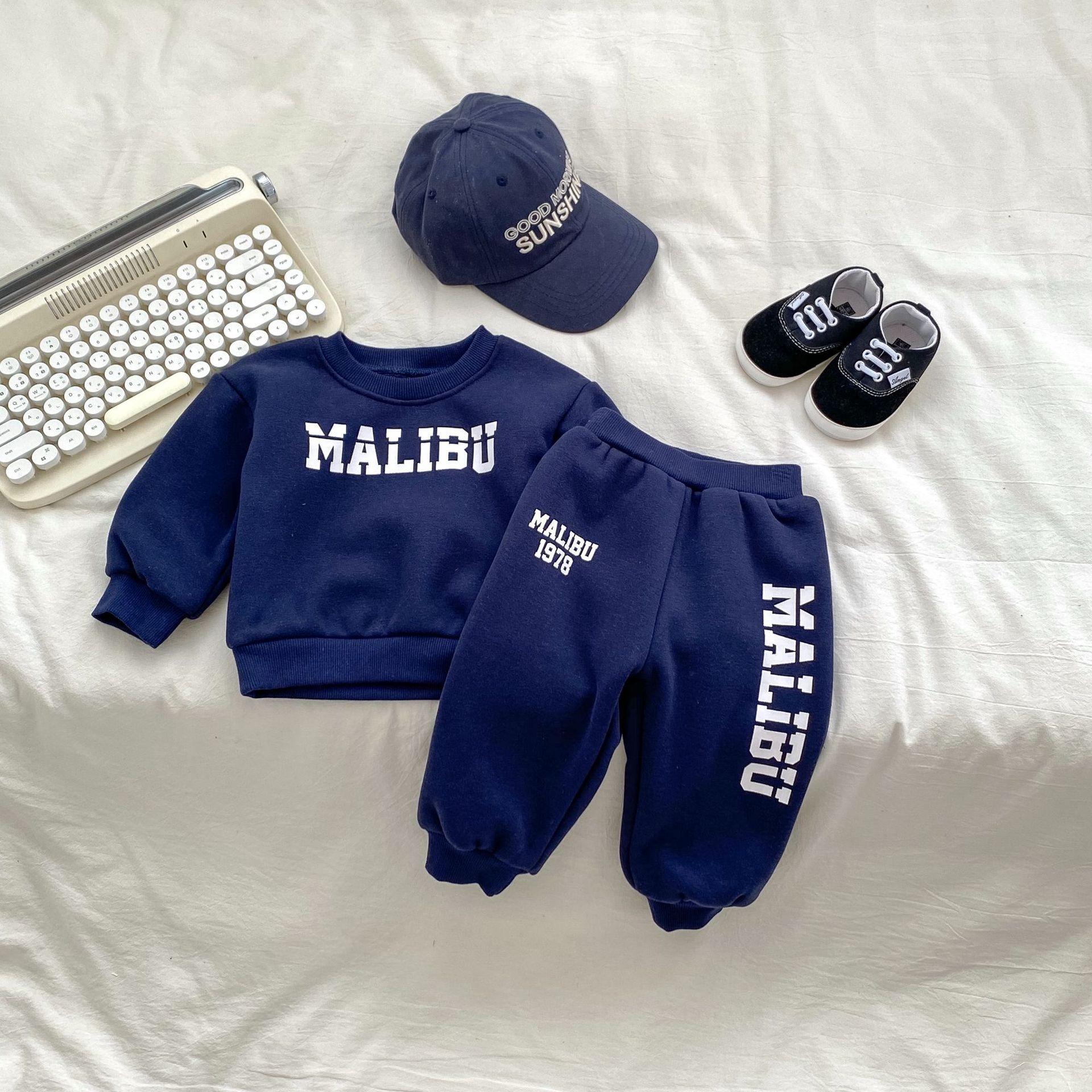 

2024 Новый зимний спортивный костюм для мальчиков с флисовой подкладкой, пуловер с надписью, топ, брюки, модный комплект из двух предметов для мальчиков 90 синий