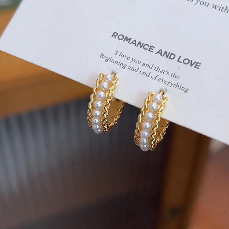 Retro Light Luxury Pearl Hoop Earrings: Elegant, Unique Design with a Cool, Versatile Style and Distinctive Personality.