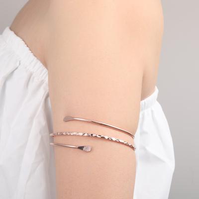 Bracelet de bras punk européen et américain exagéré, anneau de bras creux multicouche brillant, bracelet en métal en forme de serpent bracelet ouvert