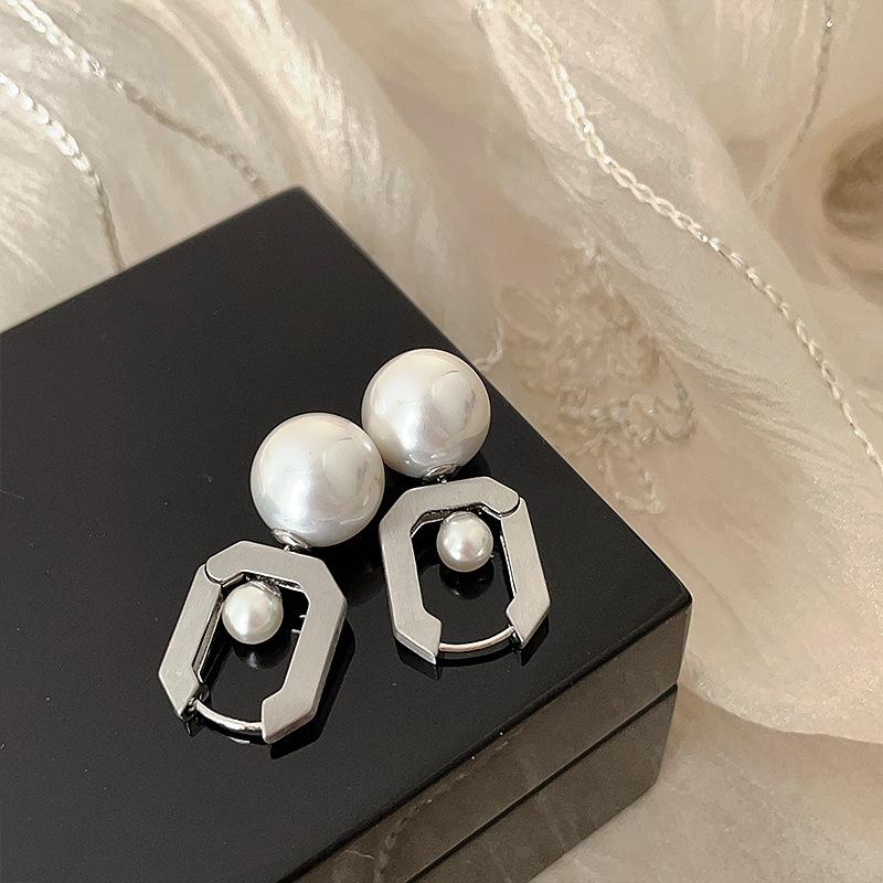 

Серьги-пусеты из матового металла с жемчугом, многовариантные, для женского чувства дизайна, нишевые, с уникальной личностью, модные, универсальные серьги