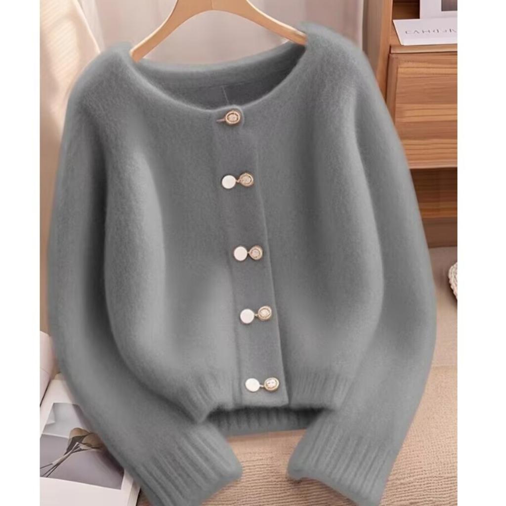 Кардиган з вовни з основою поверх вільного, м'якого пальто, що носиться як верхній одяг або під корейський жіночий топ