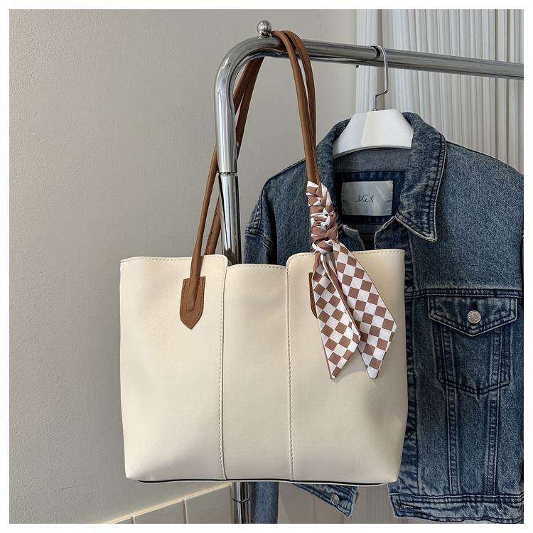 Autumn 2023 Women's Large-Capacity Versatile Tote Bag - Simple, Fashionable Shoulder Bag for Everyday Commute