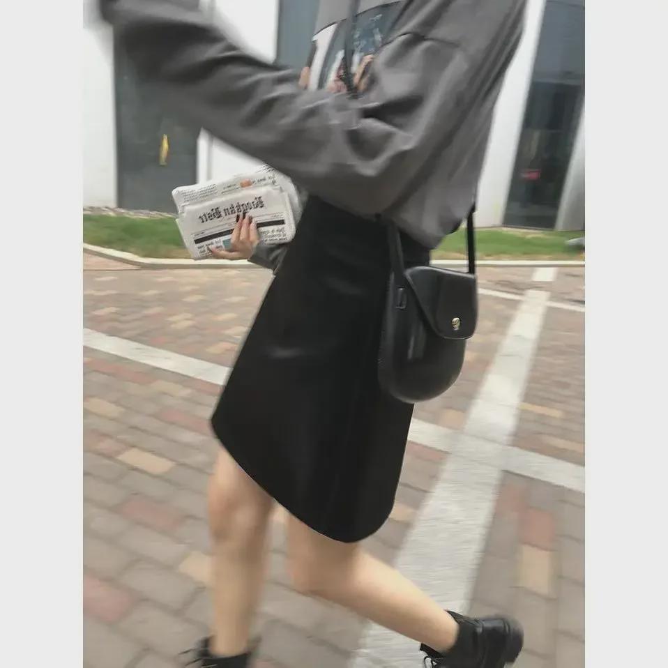 Černá kožená sukně áčkového střihu s vysokým pasem: Ideální na jaro a podzim