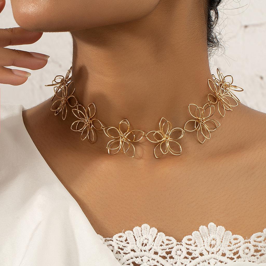 Temperament Fashion Super Immortal Flower Pendant Necklace Female Niche Design Sense Hollow Light Luxury Clavicle Chain