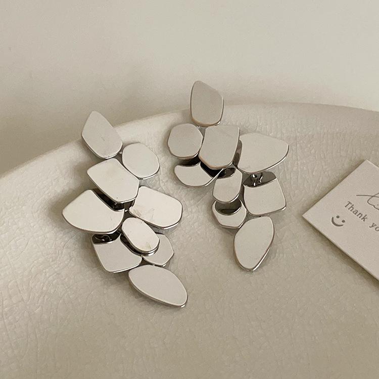 

Retro Irregular Metal Stud Earrings: Unique Design with Versatile Style