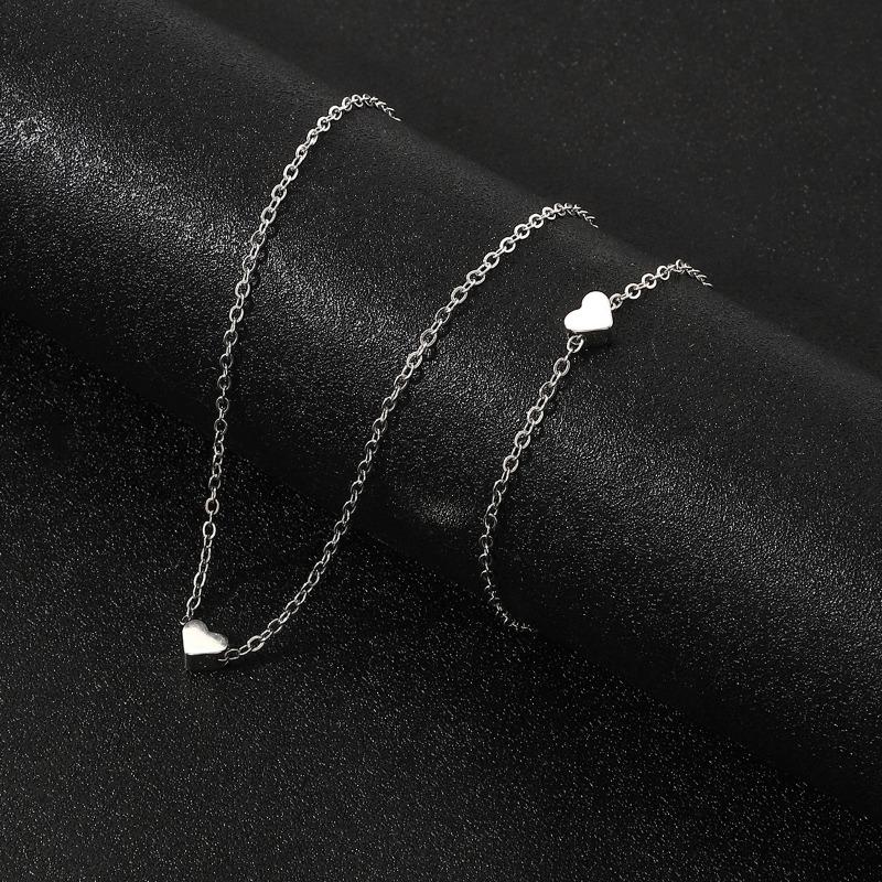 Small Gold Heart-shaped Pendant Necklace for Women Light Luxury Clavicle Chain Fashionable Versatile and High-end Ins Style Zinc Alloy