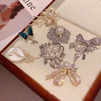 Luxury Atmospheric Brooch Exquisite Sparkling Diamond Pearl Brooch Niche Premium Design Pin Temperament Accessories