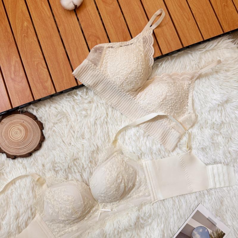 White lace girl bra without steel rim, small chest, flat chest, not empty cup, triangle cup, blue thin underwear.