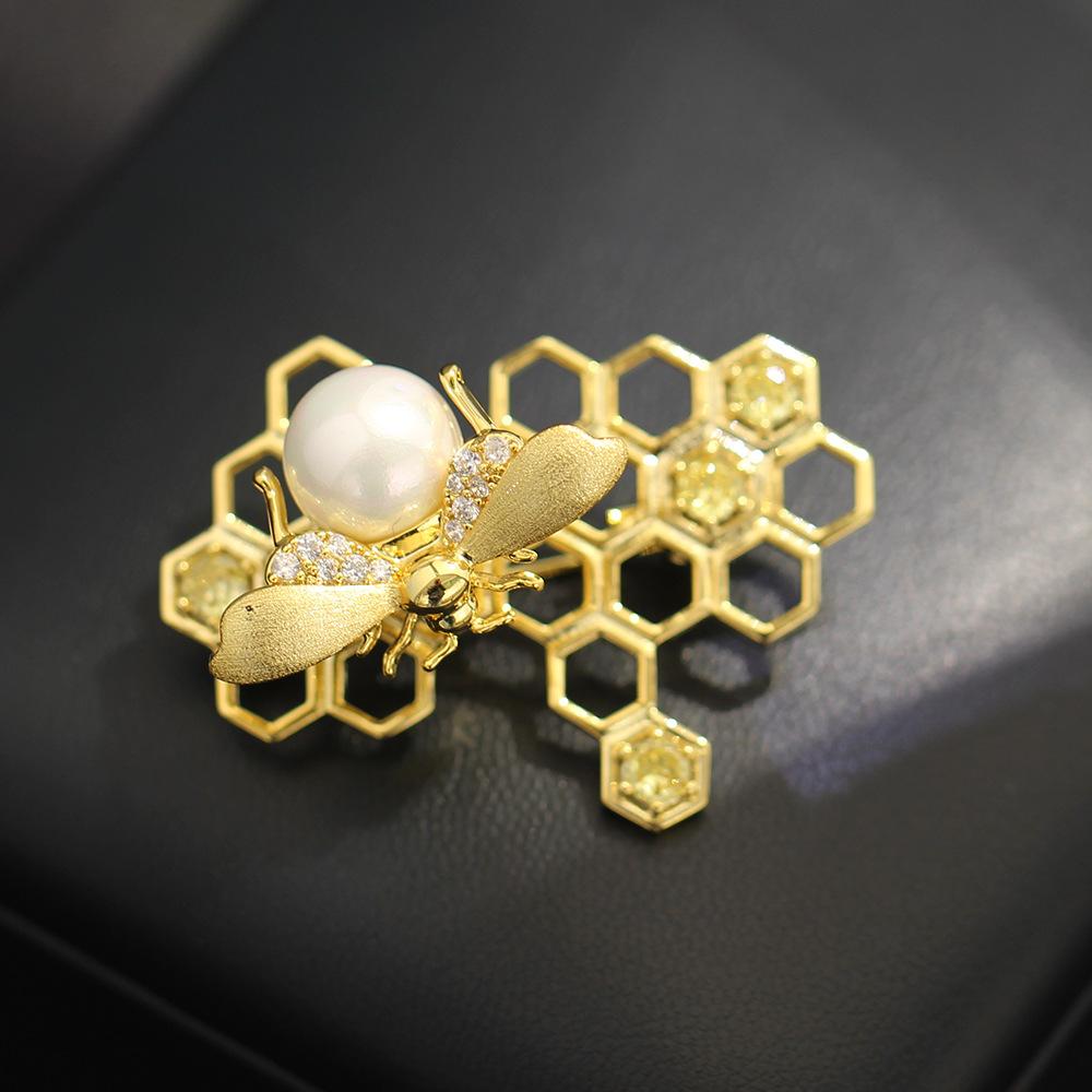 

Elegant Niche Intellectual Versatile Inlaid Stone Honeycomb Bee Brooch Rotatable Insect Imitation Pearl Pin Same For Men And Women