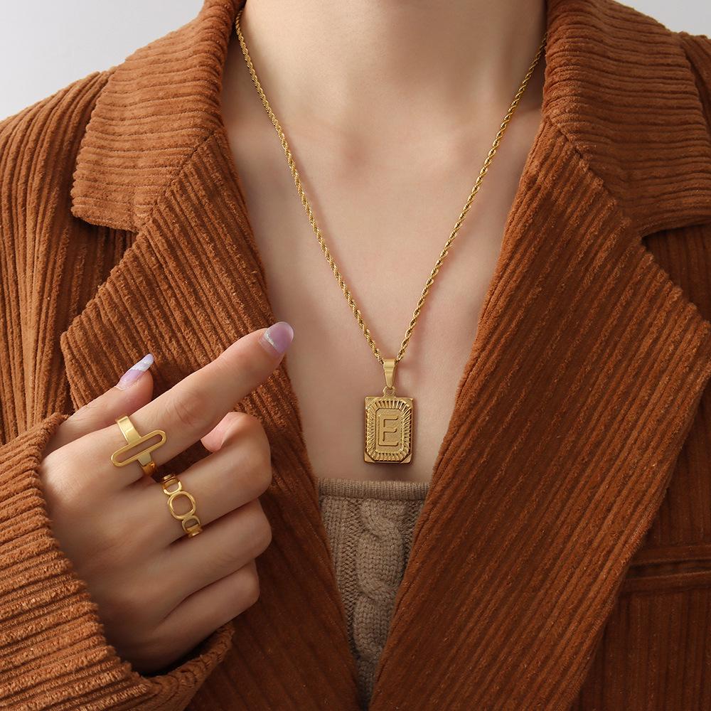 Qiong Yao Hip Hop 26-Letter Square Pendant Necklace, Clavicle Chain, 18K Gold Plated Titanium Steel.