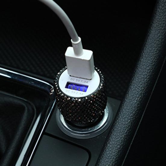 Praktisk billaderuttak Anti-skli design Hurtiglading bærbar doble USB-porter Biladapteruttak Kjøretøyrekvisita