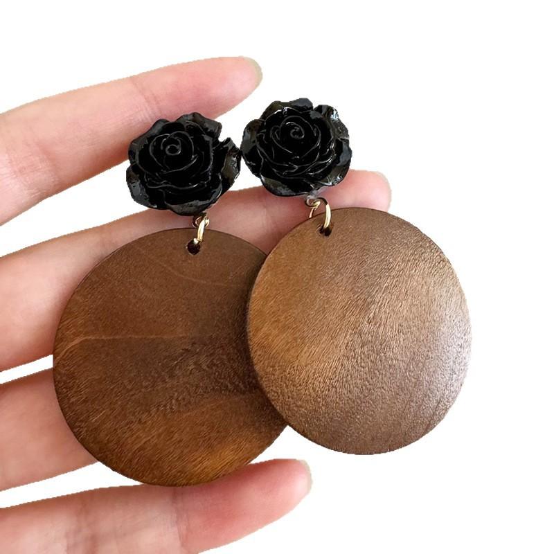 Chic Unique Exaggerated Black Rose Pendant Wood Slice Earrings Personalized Niche Internet Trend Design New Women Pierced Jewelry
