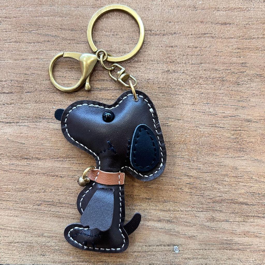 Couche supérieure Cuir de vache Fait main Zodiac Chien Pendentif en cuir Mignon Snoopy Porte-clés de voiture Pour femmes Fourreau de livre