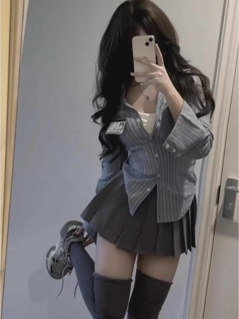 Cămașă cu talie dungată 2023: Top unic cu mâneci lungi pentru femei"