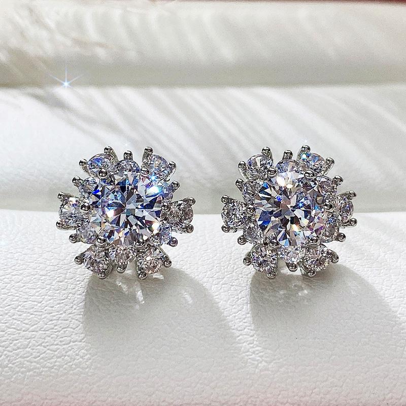 Huitan Boucles d'oreilles puces fleur mignonnes avec zircone cubique en cristal, accessoires délicats à porter au quotidien pour femmes, fête, mode, zircon