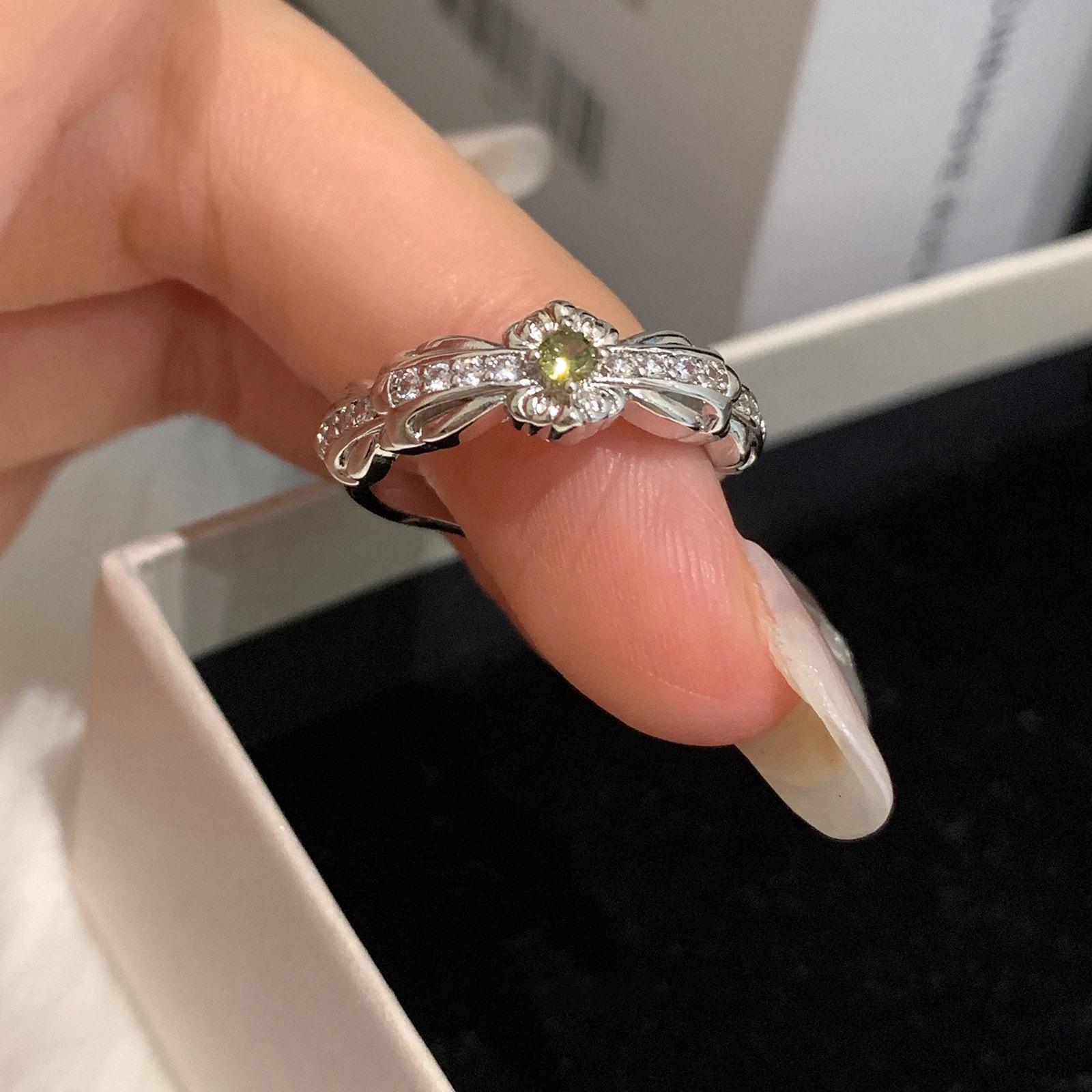 

And Modern Sleek Green Zirconia Ring For Women With Chic And Design Versatile