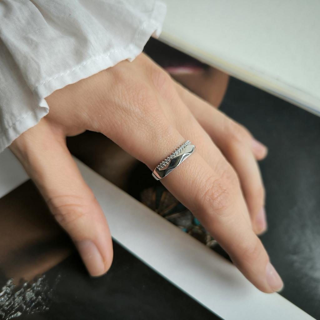 Серебряное кольцо с фианитами 0.35ct, вес изделия 2,34 гр (2197782)