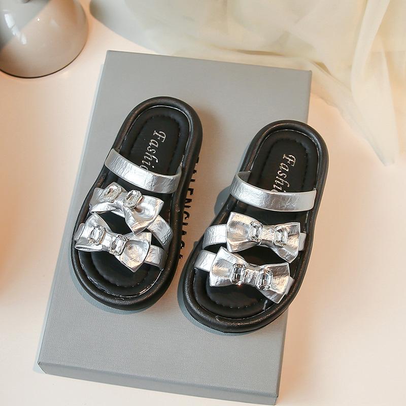 

Детские сандалии со сладкими бантиками, тапочки для девочек, корейский стиль, для улицы, лето 2025, новая коллекция, детские туфли принцессы, мягкая подошва, блестящие кристаллы 26 серебряный