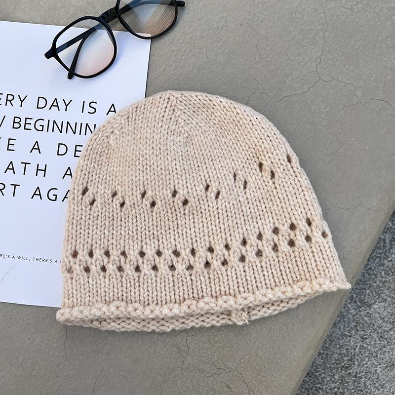 The New Woolen Pullover Hat Is Feminine  Warm and Ear Protecting. The Woolen Knitted Hat Makes The Face Look Smaller and Is A Retro Cold Hat