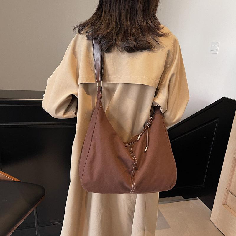 Large capacity retro bag women's 2025 winter new trendy niche design shoulder bag casual tote messenger bag