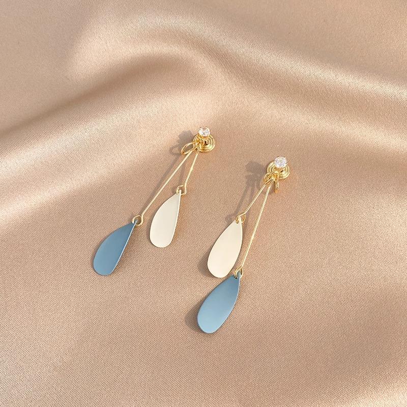 Damen Einzigartige Blaue Schlankmachende Blatt-Ohrringe - Clip-On-Stil, Kein Piercing Erforderlich