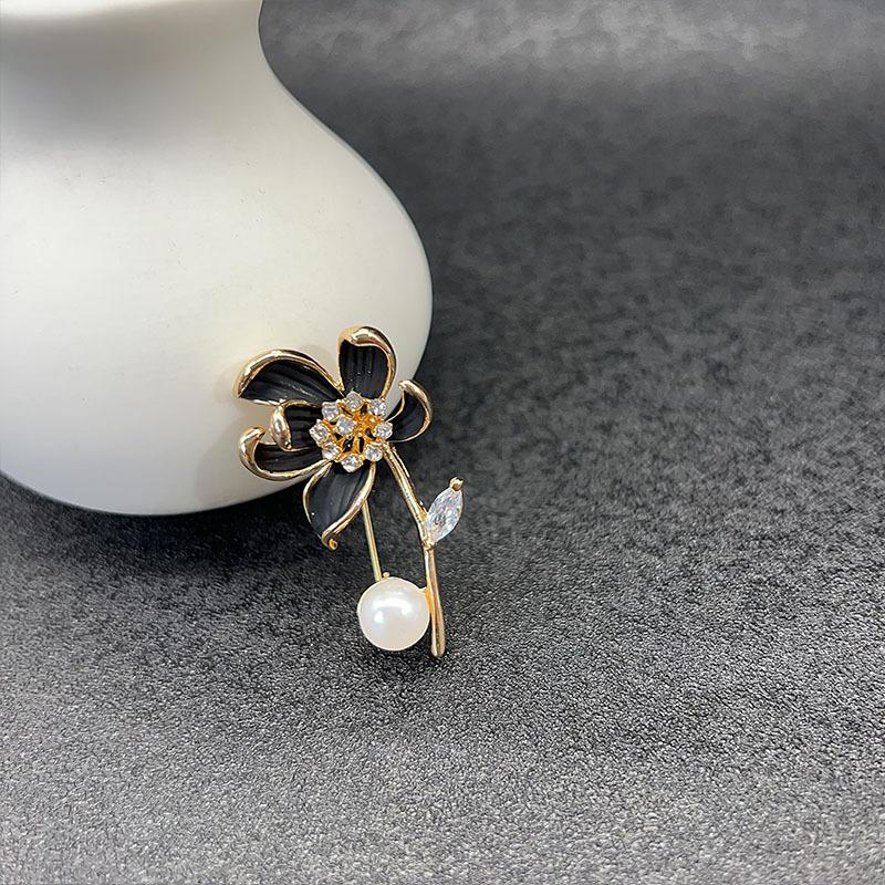 Exquisite Enamel Flower Brooch, High-end, Sophisticated, Niche-style Hairpin, Accessory for Clothing.