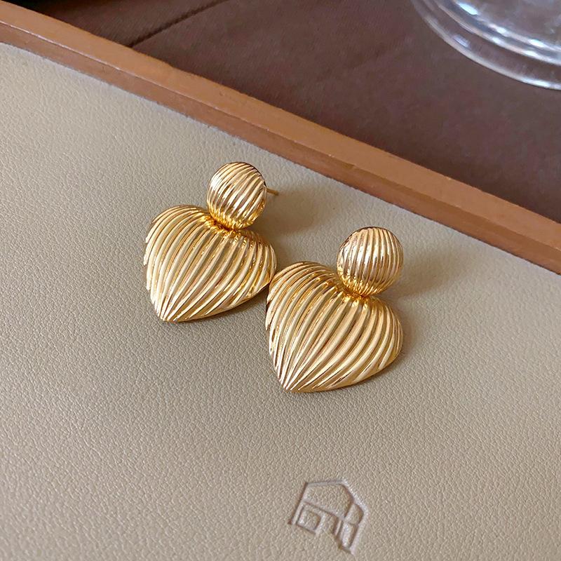 

Golden Round Heart Pattern Dangle Earrings for Women Europe and America Hyperbole Ear Zircon Accessories Girl Gift
