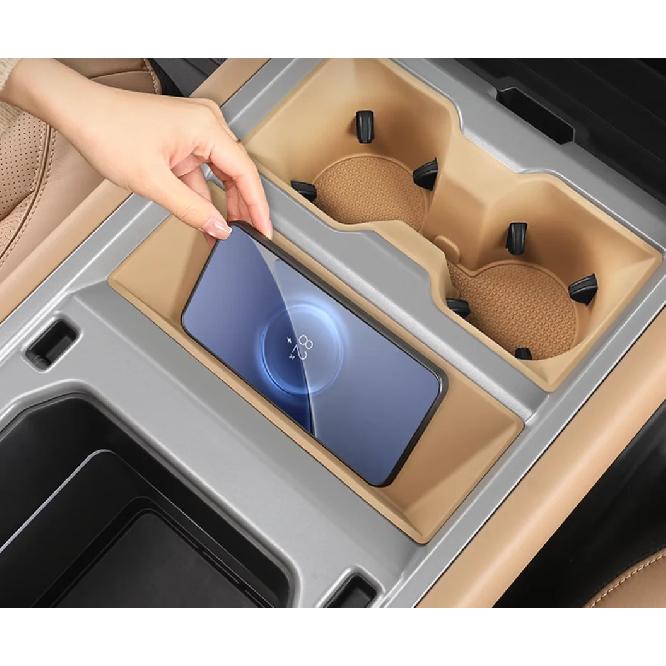 For Land Rover Defender 2025 90 110 130 Wireless Charging Pad Silicone Non-Slip Central Water Cup Holder Modification Accessory