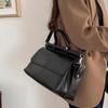 Summer Women's Messenger Bag  Large Capacity Shoulder Bag Fashiable Design Handbag Vintage Postman Bag Commuting Bag