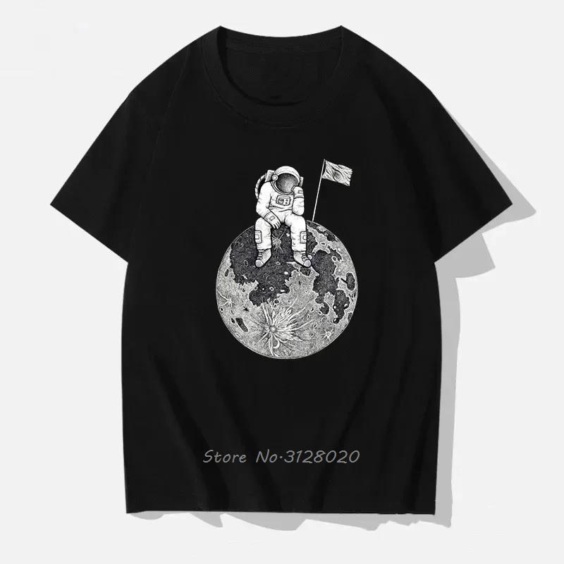 

Astronauts Sitting On Earth Pondering Men T Shirt Loose Oversize Clothing Cotton Summer Soft Tshirt Hip Hop Funny Printed Tees 4XL