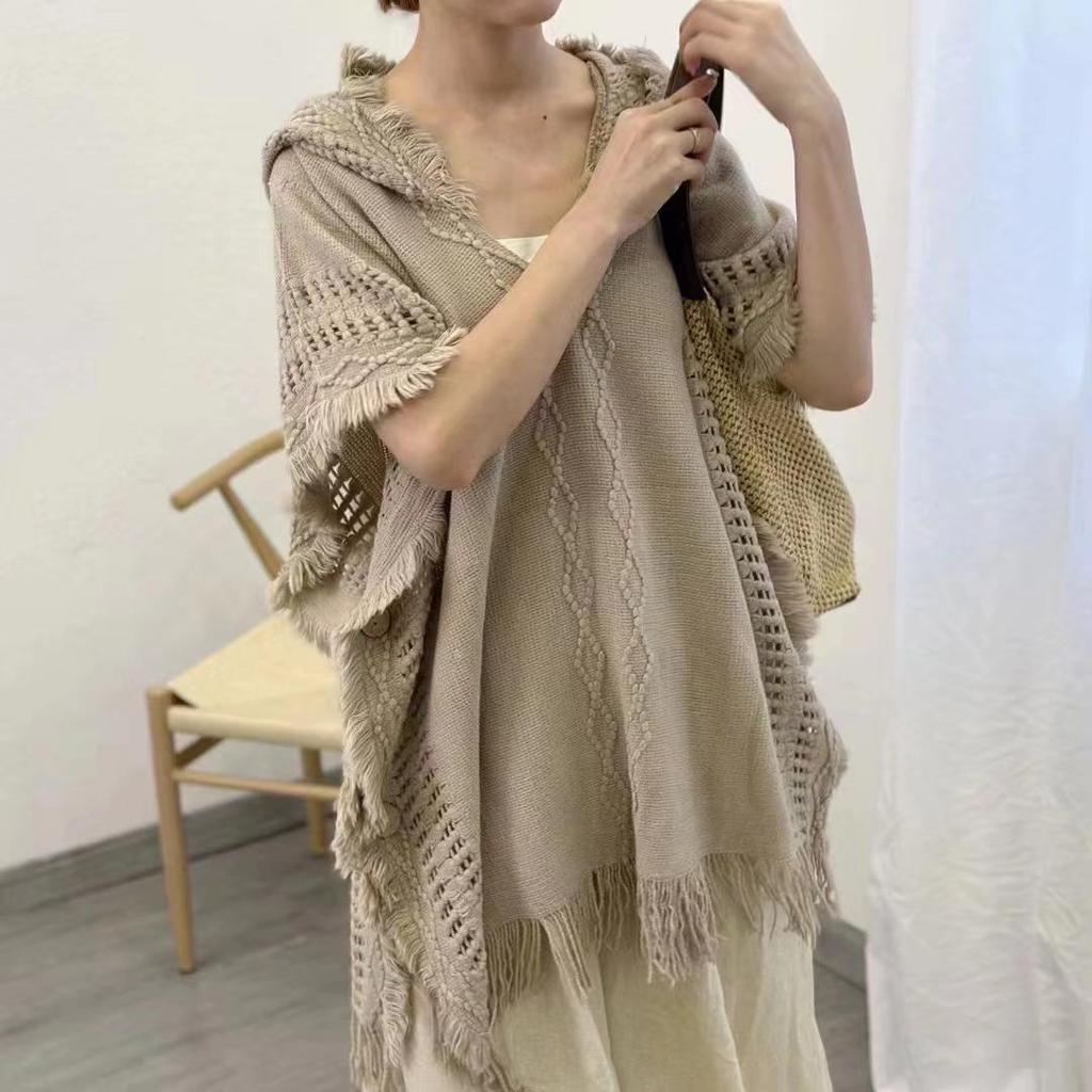 Cardigan da donna bohémien con cappuccio e nappe