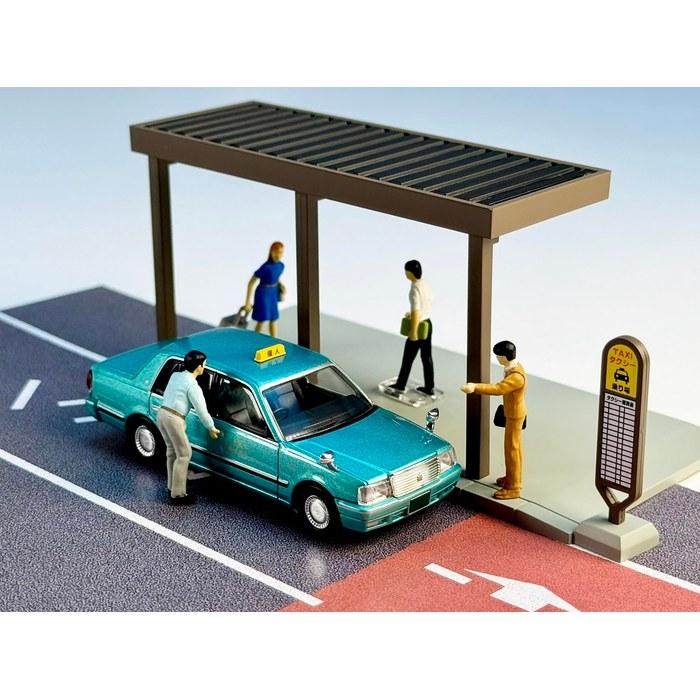 TOMYTEC Geocore64 Car Snap 04c Taxi Stand with Toyota Crown Sedan Figure & Diecast Car Set 339564 Multicolor 1/64