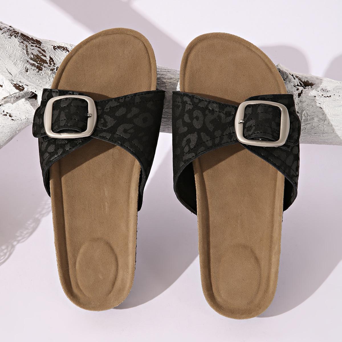 

Тапочки-клёшницы с толстой подошвой для женщин, лето 2025 года, новые европейские и американские модные тапочки с пряжкой на ремне и открытым носком, классные женские тапочки 35 чёрный