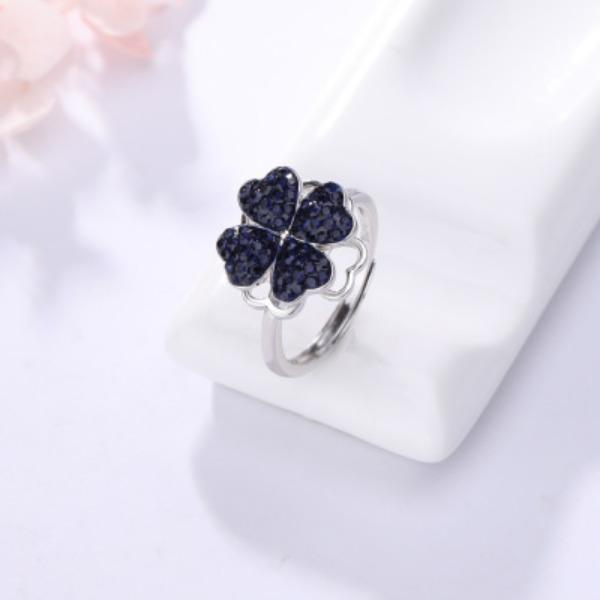 Rotating Four Leaf Grass Necklace for Women's Light Luxury, Simple and Versatile Fashion Love Set