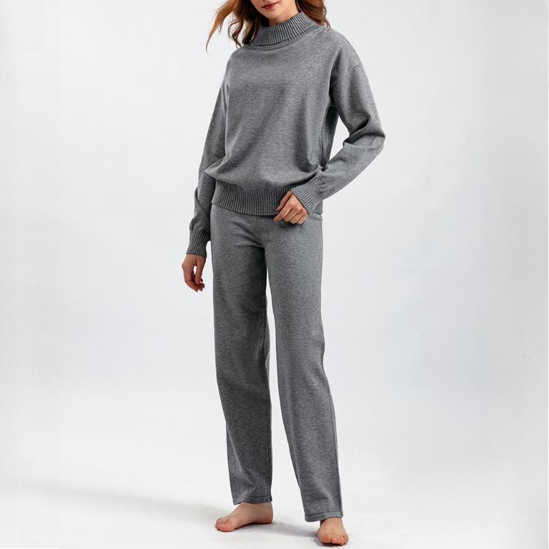 Módní oblek s vysokým límcem pro podzim a zimu v jednobarevném provedení je všestranný a lze jej nosit s dvoudílným pleteným topem a ležérními kalhotami.