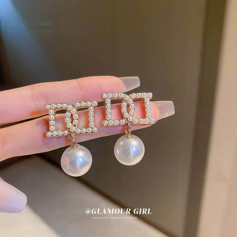 Silver Needle Pearl Geometric Fringed Earrings French Design High-end Stud Earrings Light Luxury Xiaohongshu Same Earrings