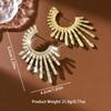 Des boucles d'oreilles et des accessoires haut de gamme et atmosphériques conviennent aux soirées, aux bals et aux tenues de soirée des femmes.