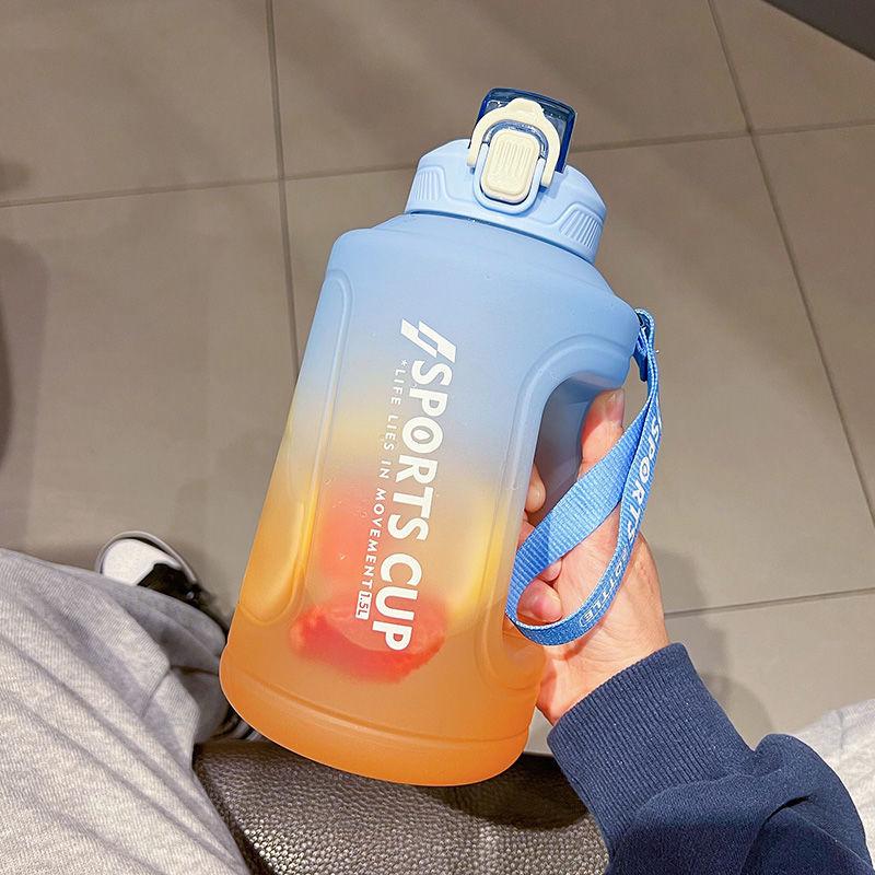1500/2300ml Sportsvattenflaska Fitnesskittel med Sugrör Utomhus Stor Stor Kapacitet Gradient Plast Bärbar Återanvändbar Vattenflaska
