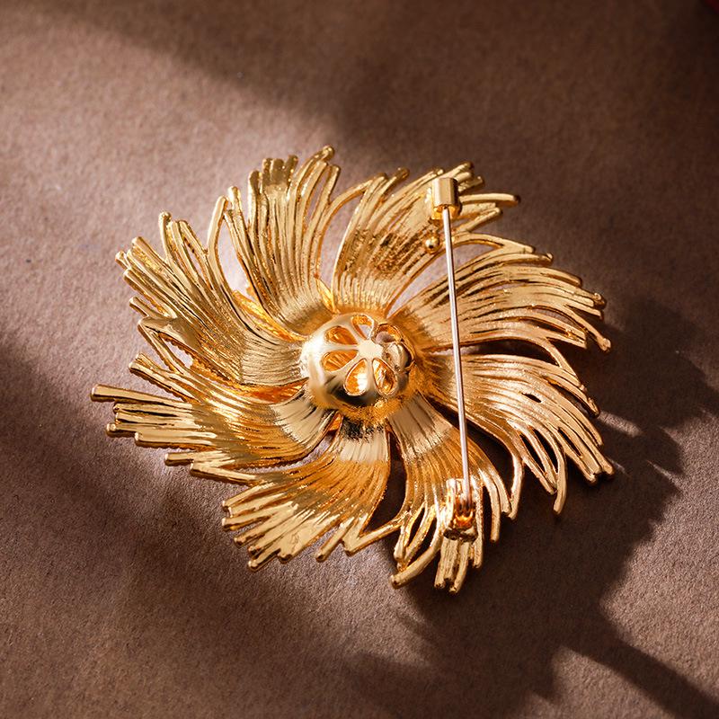 Elegant Gold Firework Brooch: Vintage Metal Pin with Exquisite Retro Design for Women