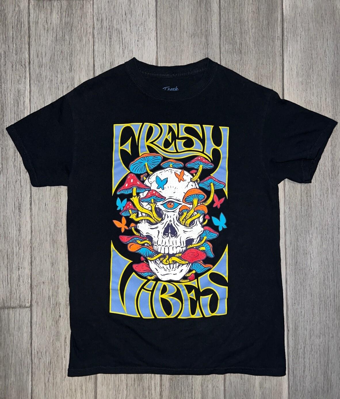 Fresh Vibes black t-shirt with colorful skull w/ mushrooms graphic, Size Small S разноцветный